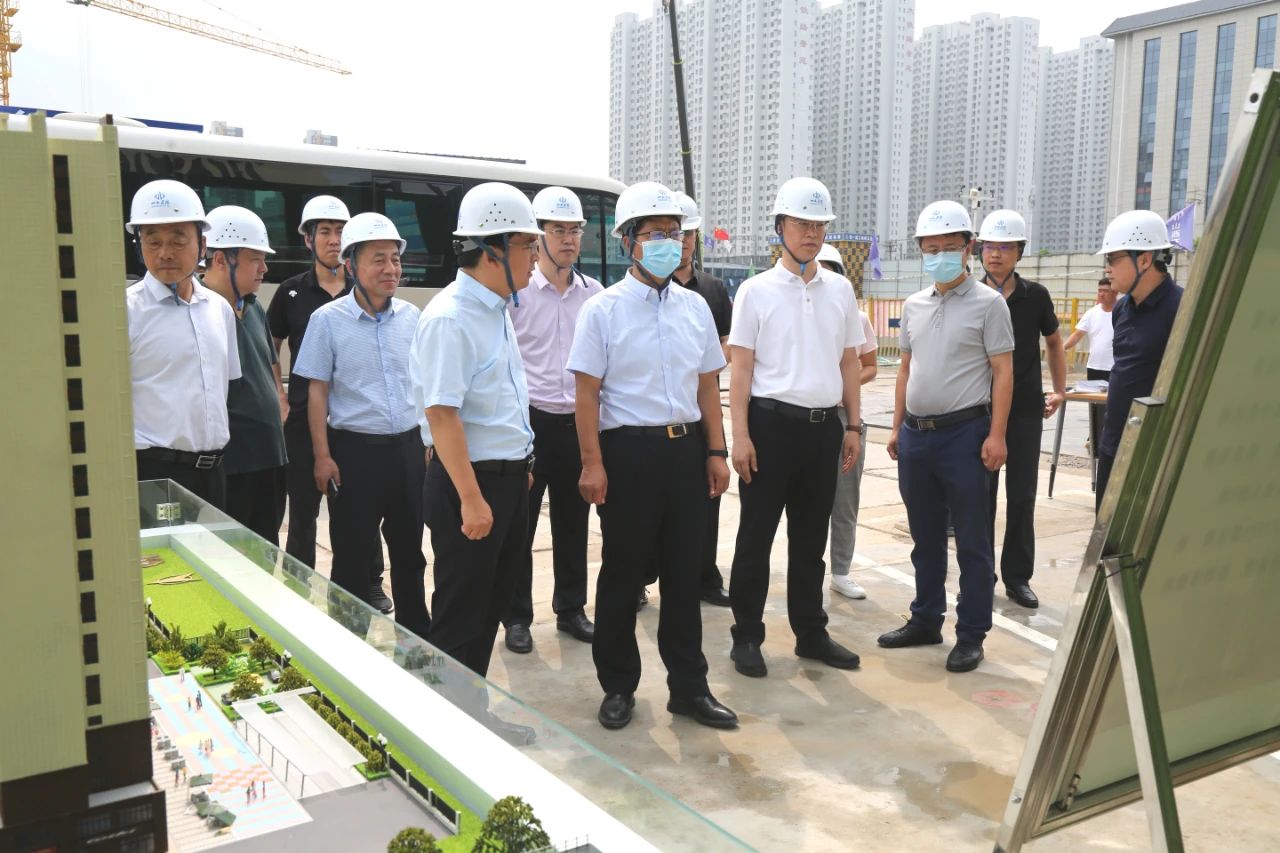 太原市副市长在山西建投五建集团东兴装饰城棚户区改造项目调研