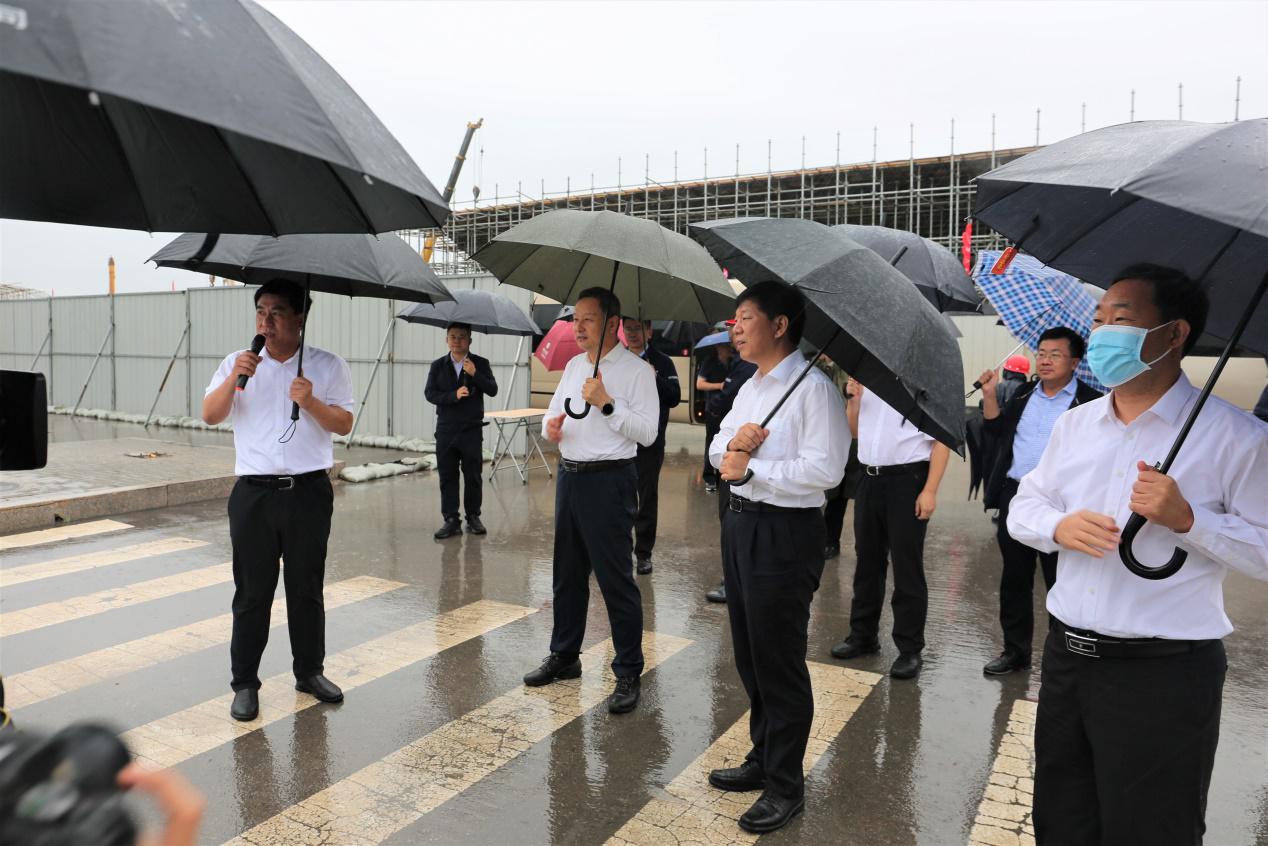 吴俊清一行赴山西建投承建的晋中市魏榆路和龙城大街快速化改造项目现场观摩