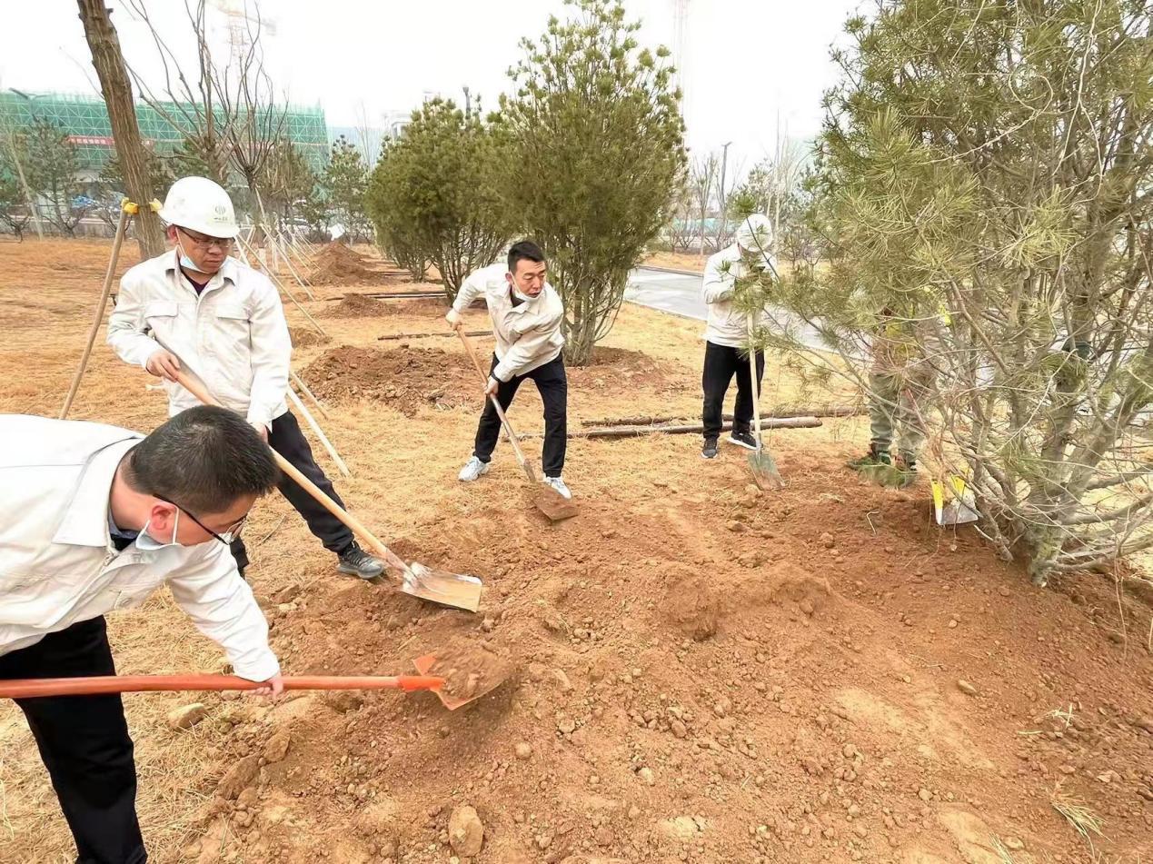 共建绿色国科大共享生态文明城 ——山西建投八建集团开展植树节活动