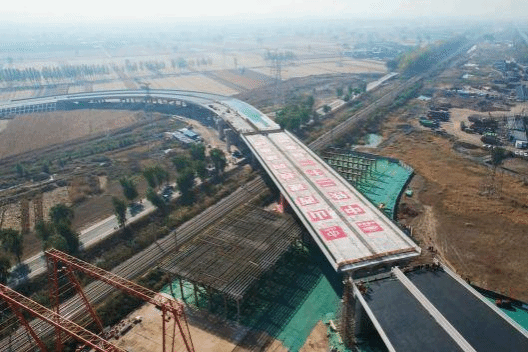 山西建投四建集团投资建设的平遥旅游大道万吨级桥梁顺利“转身”